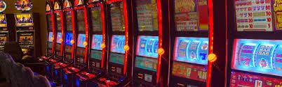 Tangan pemain menekan tombol taruhan pada layar interaktif Live Casino